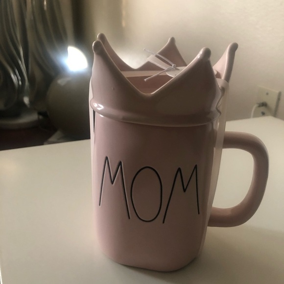 Rae Dunn MOM mug with crown topper - Picture 1 of 5